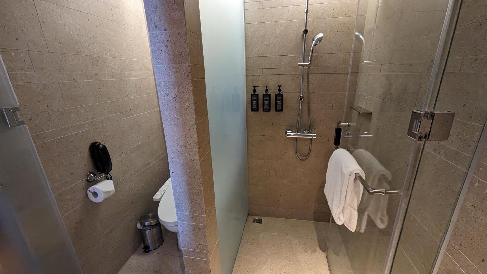 Sheraton Taitung Hotel מראה חיצוני תמונה A shower cubicle in a hotel