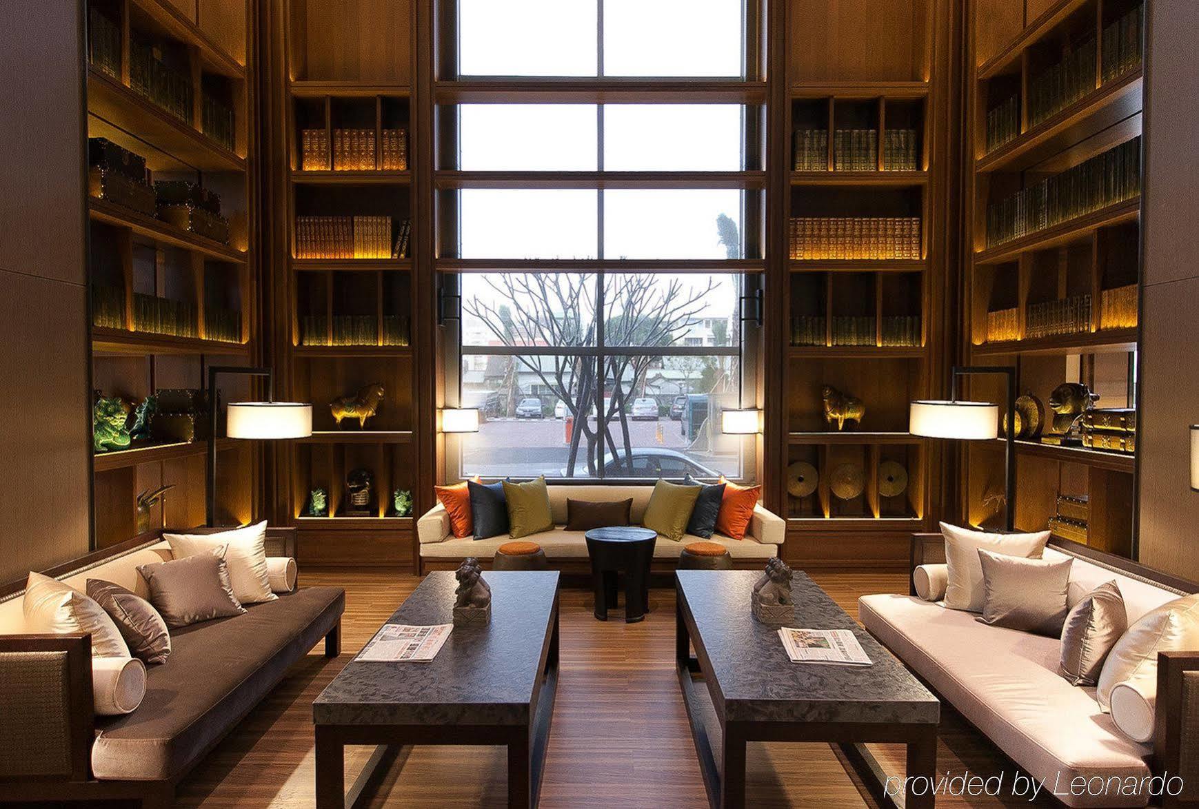 Sheraton Taitung Hotel מראה חיצוני תמונה Library at The Temple House